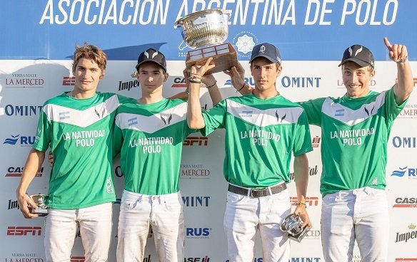 En este momento estás viendo Polo masculino: LA NATIVIDAD VENCIÓ A LA VARZEA LA SUERTE Y ES TRICAMPEÓN DEL ABIERTO ARGENTINO JUVENIL