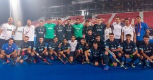 Lee más sobre el artículo Hockey césped masculino: MUNDIAL JUNIOR 2021 | UN TRIUNFO A PURO CORAJE Y EL PASE A CUARTOS