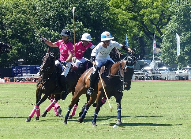 En este momento estás viendo Polo masculino: VICTORIAS DE LA DOLFINA BRAVA Y CHAPALEUFÚ EN LA SEGUNDA JORNADA DEL ABIERTO DE PALERMO