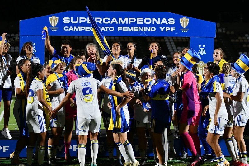 En este momento estás viendo Fútbol femenino: BOCA JUNIORS GOLEÓ A SAN LORENZO Y SE CONSAGRÓ CAMPEÓN DE LA SUPERFINAL