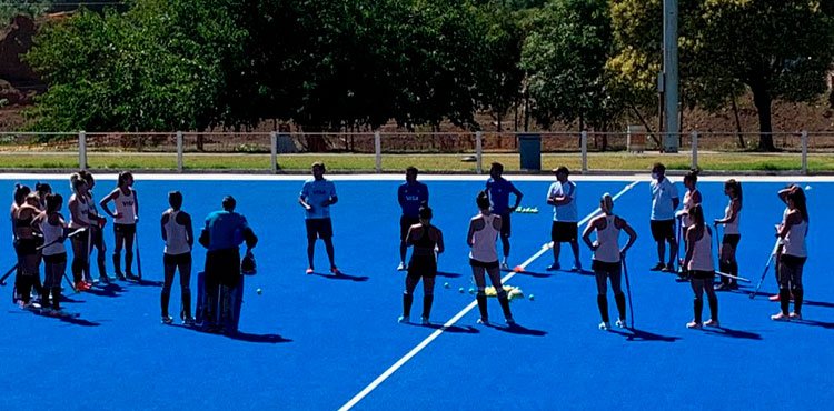 En este momento estás viendo Hockey césped femenino: LAS LEONAS PUSIERON PRIMERA