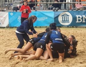 Lee más sobre el artículo Beach Handball: LAS DAMAS GANARON EL ORO Y LOS CABALLEROS FUERON PLATA EN EL TORNEO SUR-CENTRO JUVENIL