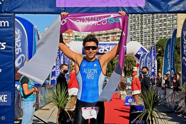 En este momento estás viendo Triatlón: IBRAHIM ALUCIN Y YANINA MINAGLIA GANARON LA COMPETENCIA EN LA DISTANCIA OLÍMPICA