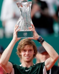 Lee más sobre el artículo Tenis masculino: VOLVIÓ NOVAK DJOKOVIC PERO EL GANADOR FUE RUBLEV