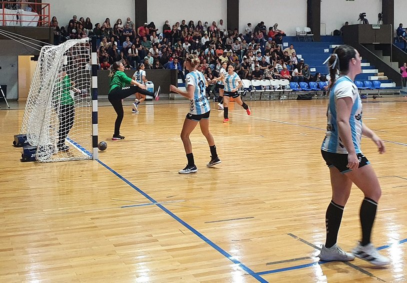 En este momento estás viendo Handball femenino: LA SELECCIÓN JUNIOR NACIONAL VENCIÓ A PARAGUAY PARA QUEDARSE CON EL TÍTULO EN FORMA INVICTA