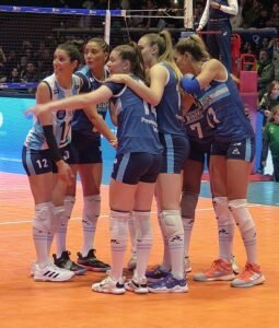 Lee más sobre el artículo Voley femenino: LAS PANTERAS CERRARON LA GIRA CON UN CATEGÓRICO TRIUNFO FRENTE A PERÚ