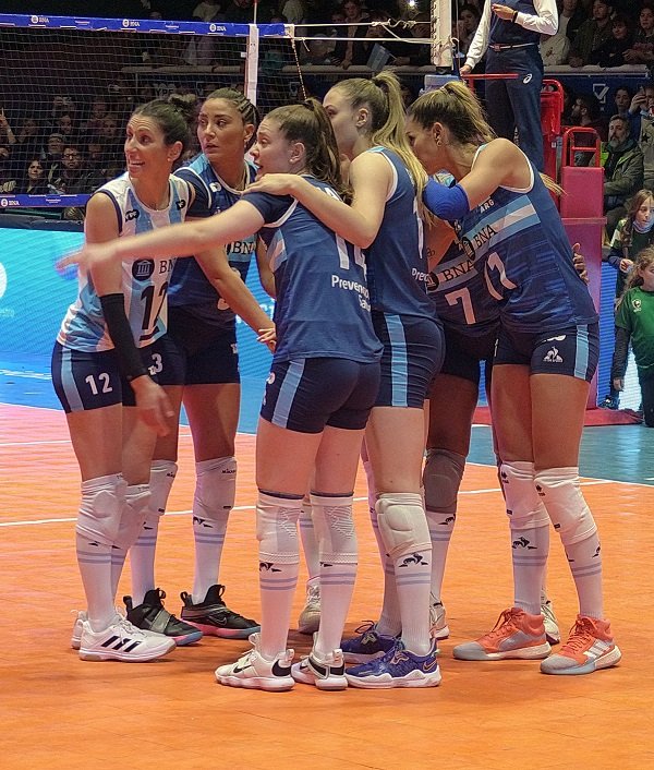 En este momento estás viendo Voley femenino: LAS PANTERAS CERRARON LA GIRA CON UN CATEGÓRICO TRIUNFO FRENTE A PERÚ