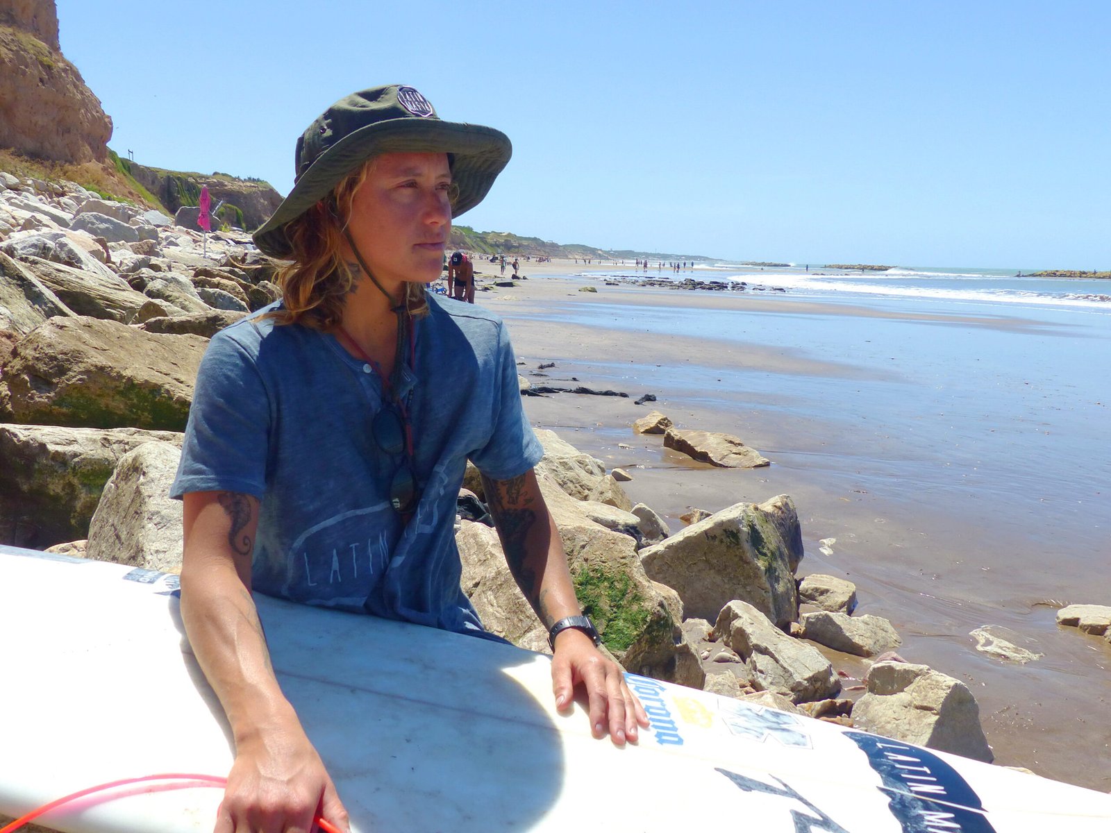 En este momento estás viendo Sección «Con los pies en la tierra ……….»: ORNELLA PELLIZZARI, EL SURF Y LA VIDA EN EL MAR