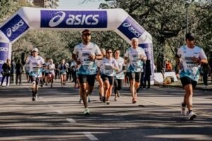 Lee más sobre el artículo Atletismo: GIANFRANCO PRESTI Y LORENA CUELLO GANARON EL MEDIO MARATÓN ASICS ROSARIO 2022