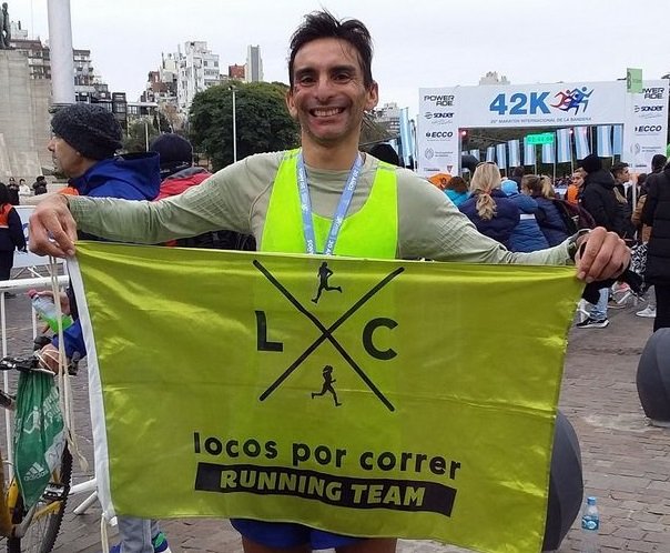 En este momento estás viendo Atletismo: SERGIO HOFFMAN Y PAULA NARVÁEZ GANARON EL MARATÓN DÍA DE LA BANDERA ROSARIO 2022