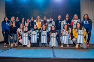 Lee más sobre el artículo Hockey césped femenino: UNDER ARMOUR VESTIRÁ A LEONAS Y LEONES