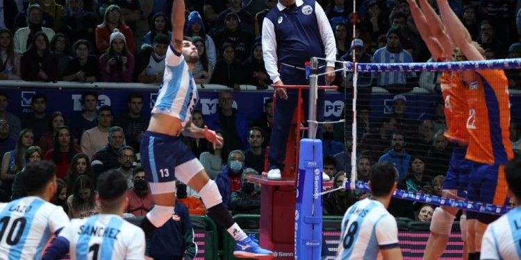 En este momento estás viendo Voley masculino: EMOCIÓN, FIESTA Y RECONOCIMIENTOS PARA LA SELECCIÓN ARGENTINA EN CABALLITO