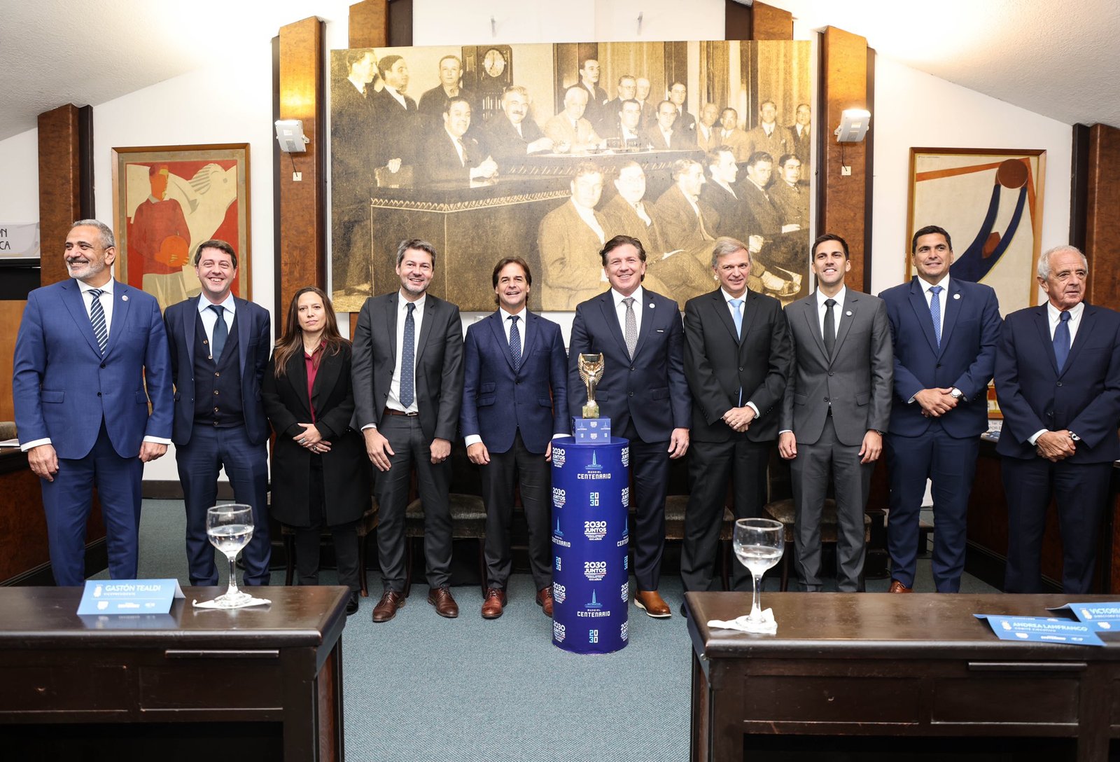 En este momento estás viendo Fútbol masculino: ARGENTINA, URUGUAY, PARAGUAY Y CHILE SE POSTULAN PARA ORGANIZAR EL MUNDIAL 2030 EN FORMA CONJUNTA