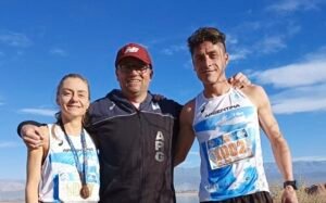 Lee más sobre el artículo Atletismo: CHIARA MAINETTI Y JAVIER CARRIQUEO FUERON LOS VENCEDORES EN EL CAMPEONATO SUDAMERICANO TRAIL RUNNING MONTAÑA