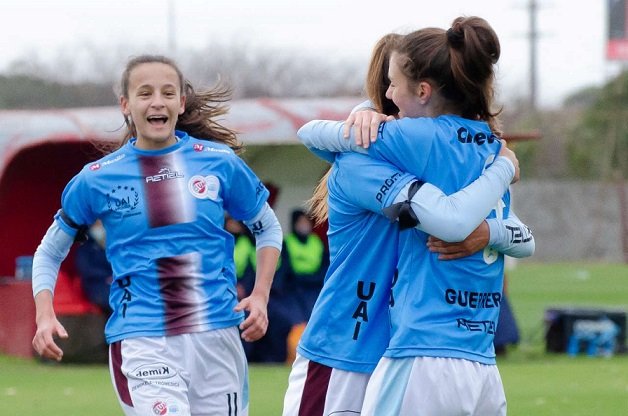 En este momento estás viendo Fútbol femenino: UAI URQUIZA CONTINÚA AL TOPE DE LAS POSICIONES, SEGUIDO POR BOCA Y RACING