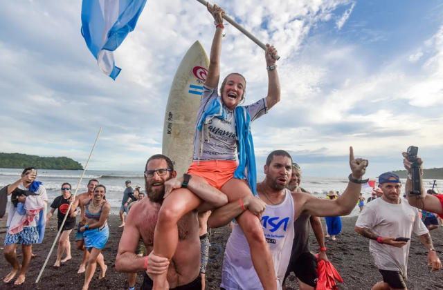 En este momento estás viendo Surf: LUCÍA COSOLETO GANÓ LA MEDALLA ORO EN SUP SURF