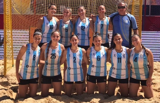 En este momento estás viendo Beach Handball: LAS KAMIKAZES FINALIZARON UNA IMPORTANTE GIRA EN MARICÁ