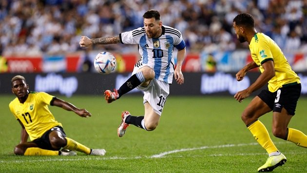 En este momento estás viendo Fútbol masculino: ARGENTINA GOLEÓ A JAMAICA CON UN DOBLETE DE MESSI