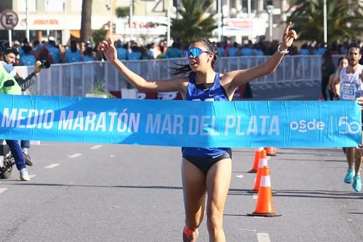 En este momento estás viendo Atletismo: MICAELA LEVAGGI Y JOAQUÍN ARBE GANARON EL MEDIO MARATÓN DE MAR DEL PLATA; SOFÍA LUNA Y DIEGO LACAMOIRE SE QUEDARON CON LOS 10KM