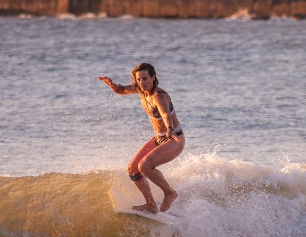 En este momento estás viendo Sección «Con los pies en la tierra ………..»: AGOSTINA PELLIZZARI, PASIÓN POR EL SURF Y BÚSQUEDA DE LA IGUALDAD