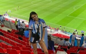 Lee más sobre el artículo Notas y Reportajes: QATAR 2022 | ENTREVISTA  A PILI!, “PREFIERO GRITAR LOS GOLES DE MESSI A QUE ME CANTEN EL FELIZ CUMPLEAÑOS  EN UNA FIESTA DE 15″