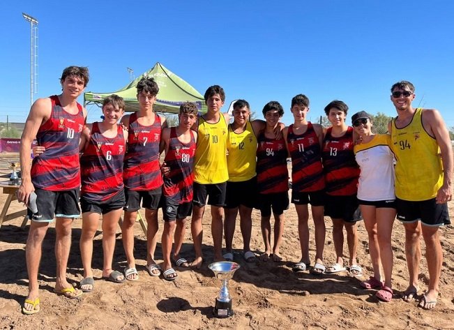 En este momento estás viendo Beach Handball: IFES FLY SUMMER CAMPEÓN POR TRIPLICADO EN EL ARENA 1000 DE NEUQUÉN