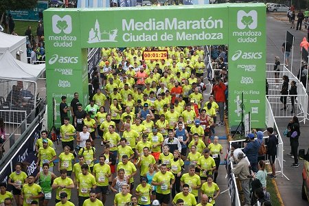 En este momento estás viendo Atletismo: IGNACIO ERARIO Y PAULA NARVÁEZ GANARON MEDIA MARATÓN DE MENDOZA; ELISA ABRACA Y MIGUEL GARRO SE QUEDARON CON LOS 10KM
