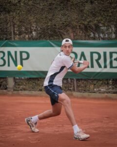Lee más sobre el artículo Tenis: LOS JUVENILES ARGENTINOS CON BUENAS ACTUACIONES EN BRASIL