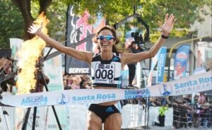 Lee más sobre el artículo Atletismo: PEDRO GÓMEZ Y KARINA FUENTEALBA GANARON EL MARATÓN EN LA PAMPA Y ERARIO BRILLÓ EN 21K