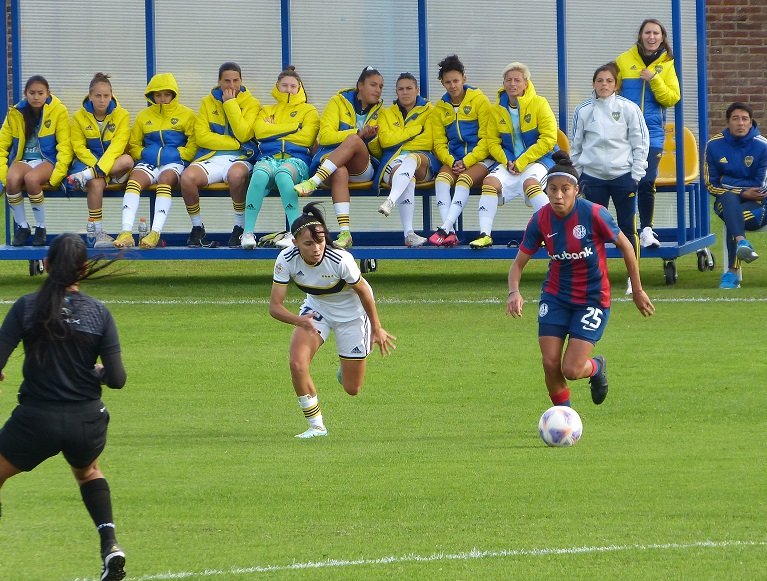 En este momento estás viendo Fútbol femenino: TRES EQUIPOS LUCHAN POR EL TÍTULO