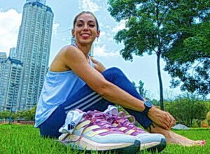 Lee más sobre el artículo Sección «Con los pies en la tierra ……»: ANTONELA GUERRERO, SENTIR ATLETISMO