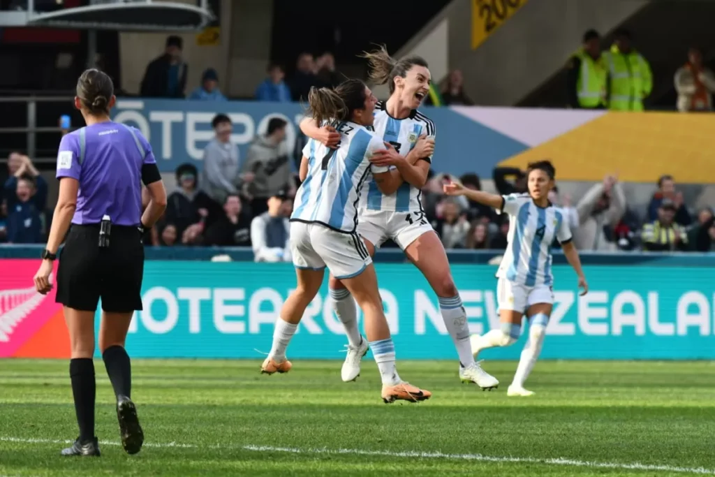 Fútbol femenino: LA SELCCIÓN ARGENTINA REACCIONÓ Y CONSIGUIÓ UN FESTEJADO EMPATE EN EL MUNDIAL