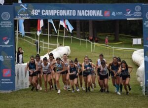 Lee más sobre el artículo Atletismo: AGUSTÍN DA SILVA Y KAREN CEJAS GANARON EL NACIONAL DE CROSS COUNTRY EN OBERÁ