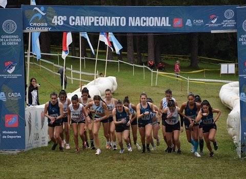 En este momento estás viendo Atletismo: AGUSTÍN DA SILVA Y KAREN CEJAS GANARON EL NACIONAL DE CROSS COUNTRY EN OBERÁ