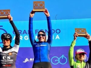 Lee más sobre el artículo Ciclismo: CANDELA FRAGA Y LA HISTORIA DETRÁS DE UN TRIUNFO