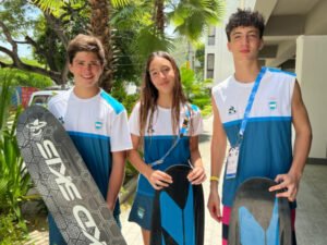 Lee más sobre el artículo Suramericanos de Playa: ESQUÍ NÁUTICO | ORO PARA VICTORIA DE ARMAS, PLATA PARA SANTINO ROBUSCHI Y PARA ERICH LUIS GISLER ENGLANDER Y BRONCE PARA TEHRI ERIKA GISLER
