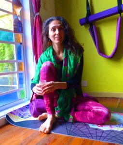 Lee más sobre el artículo Sección «Con los pies en la tierra ………»: FLAVIA MONTEIRO, REENCONTRARSE CON EL YOGA PARA CRECER