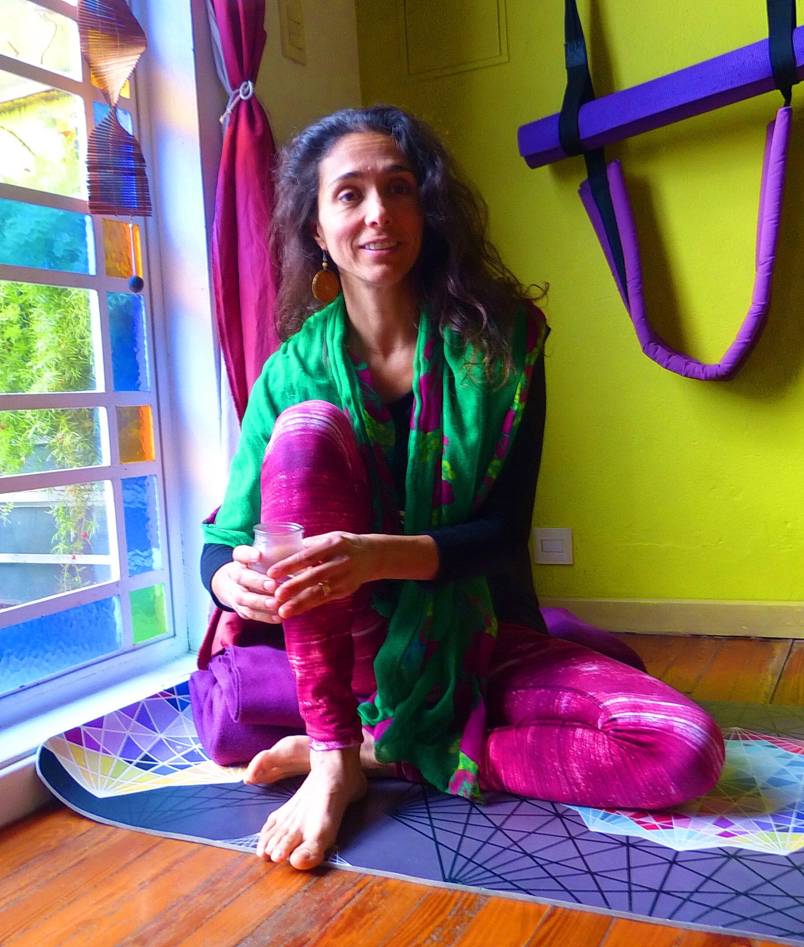 En este momento estás viendo Sección «Con los pies en la tierra ………»: FLAVIA MONTEIRO, REENCONTRARSE CON EL YOGA PARA CRECER