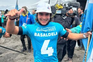 Lee más sobre el artículo JJPP Santiago 2023: SURF | MEDALLA DE BRONCE PARA SANTINO BASALDELLA