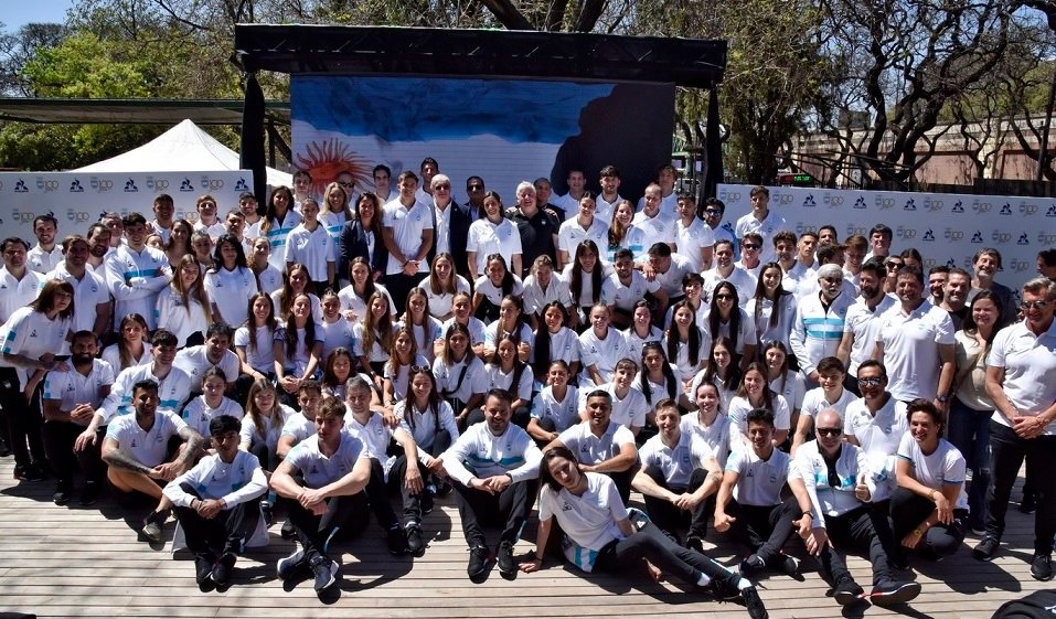 En este momento estás viendo Juegos Panamericanos Santiago 2023: LE COQ SPORTIF PRESENTÓ LA INDUMENTARÍA QUE LUCIRÁ LA DELEGACIÓN ARGENTINA