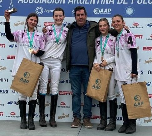 En este momento estás viendo Polo femenino: LAS PALMERAS TEENS GANÓ LA COPA DE ORO EN EL TORNEO PÍA PANDO