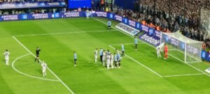 Lee más sobre el artículo Fútbol masculino: ELIMINATORIAS SUDAMERICANAS | HISTÓRICO TRIUNFO DE URUGUAY SOBRE ARGENTINA EN LA BOMBONERA