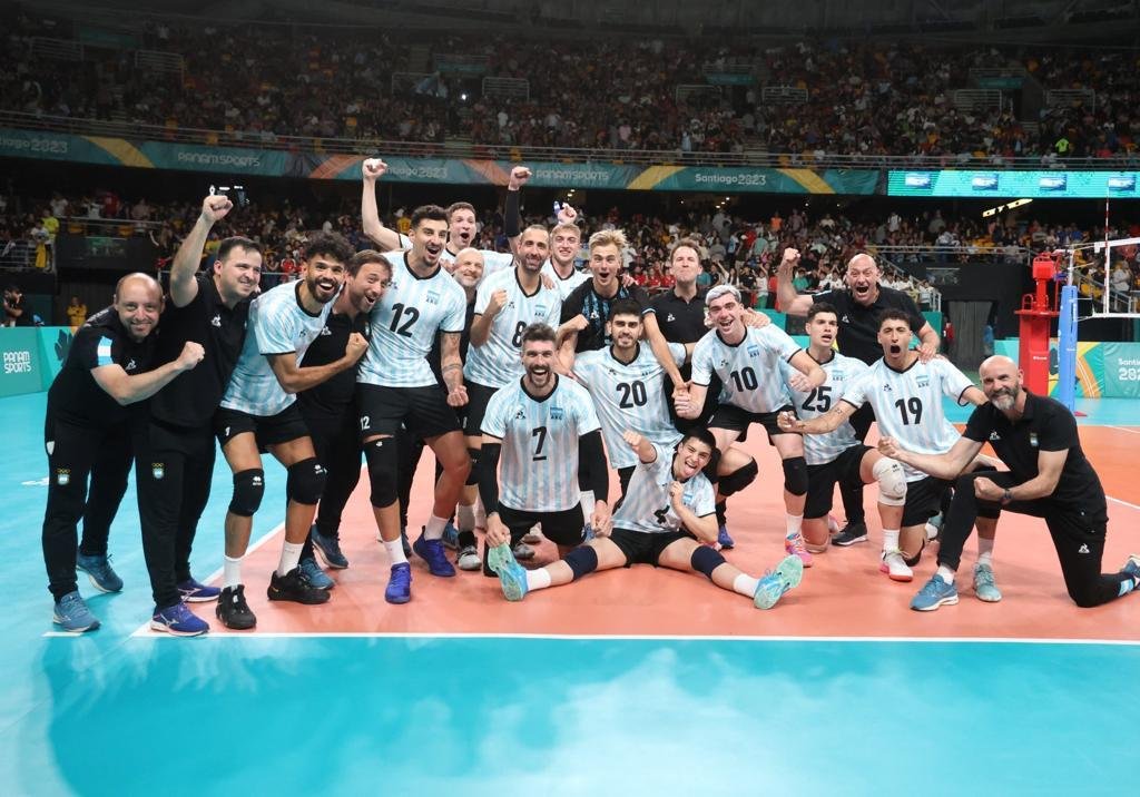 En este momento estás viendo JJPP Santiago 2023: VOLEY MASCULINO | ARGENTINA ASEGURÓ MEDALLA TRAS PASAR A LA FINAL