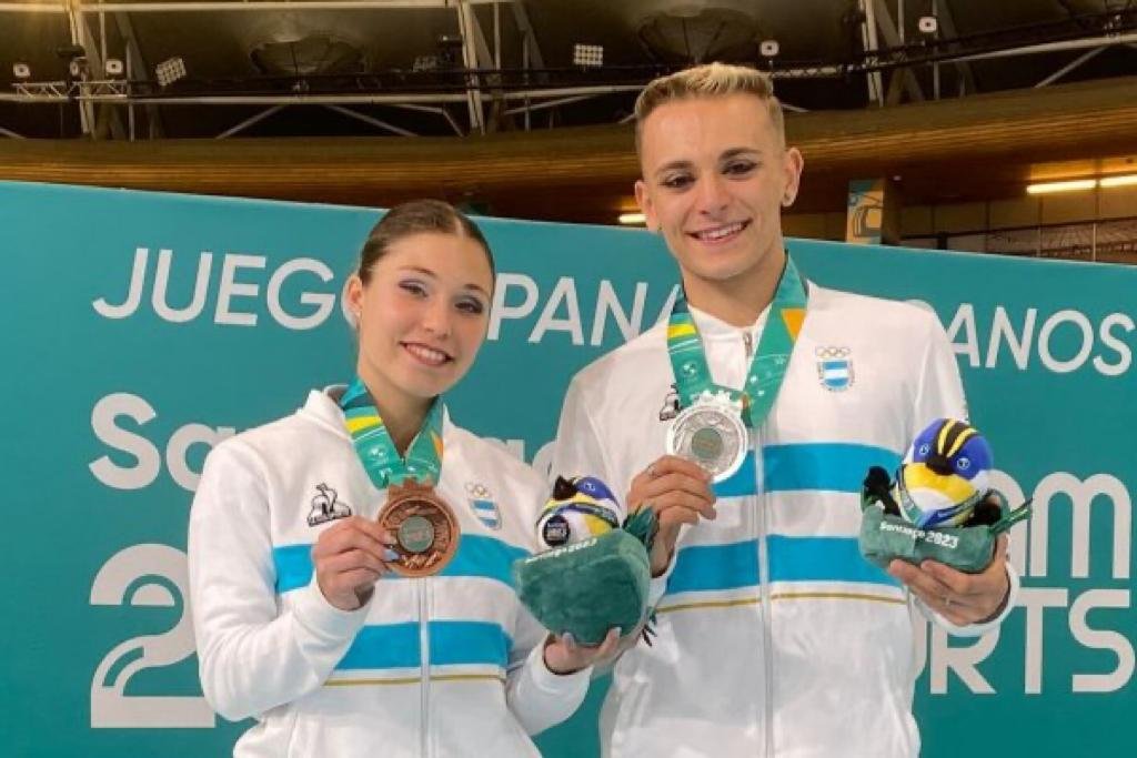 En este momento estás viendo JJPP Santiago 2023: PATÍN ARTÍSTICO | DONATO MASTROIANNI SUBCAMPEÓN Y MARTINA DELLA CHIESA BRONCE