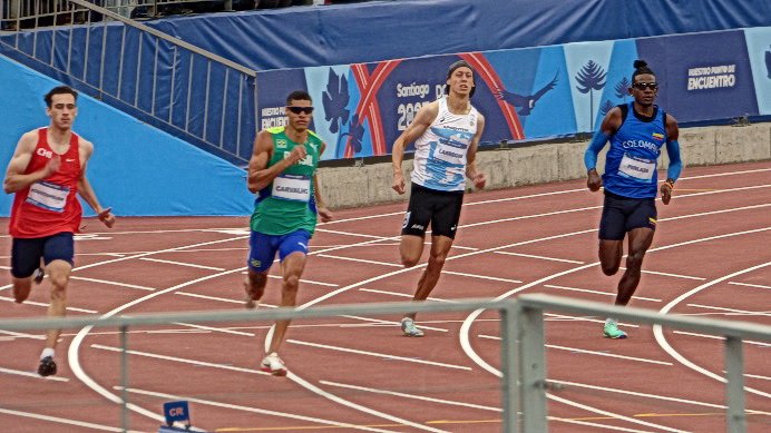 En este momento estás viendo JJPP Santiago 2023: ATLETISMO | COMENZARON LAS PRUEBAS DE PISTA Y ELIÁN LARREGINA PASÓ A LA FINAL DE 400