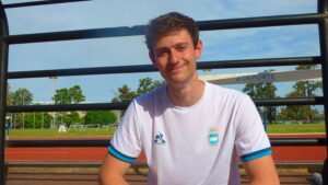 Lee más sobre el artículo Sección «Con los pies en la tierra ……..: VALENTÍN STERNIK, ESCALANDO SUEÑOS»