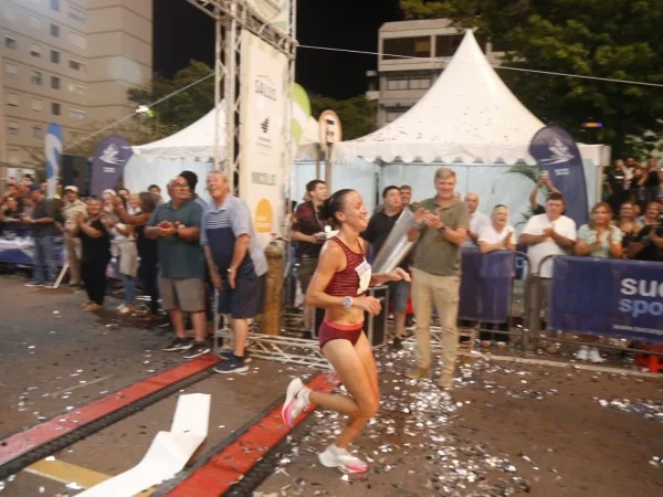 En este momento estás viendo Atletismo: FLORENCIA BORELLI SE ADJUDICÓ LA «CORRIDA DE SAN FERNANDO» EN PUNTA DEL ESTE