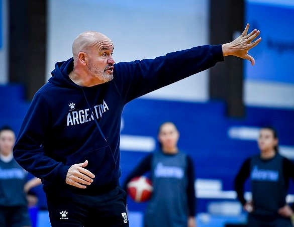 En este momento estás viendo Básquet femenino: GREGORIO MARTÍNEZ CONTINUARÁ AL FRENTE DE LA SELECCIÓN MAYOR