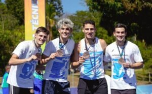 Lee más sobre el artículo Atletismo: LOS ATLETAS ARGENTINOS VOLVIERON A HACER HISTORIA EN LA PRUEBA 4X100