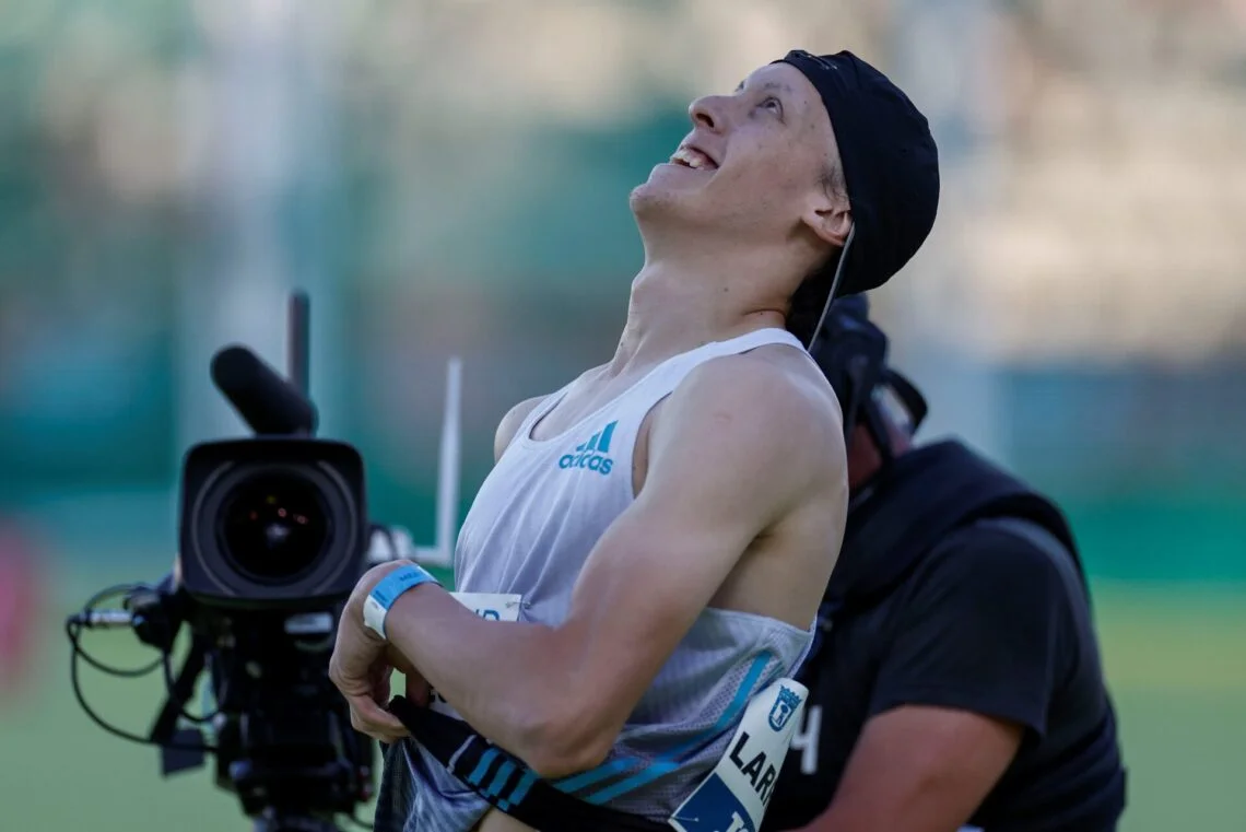 En este momento estás viendo Atletismo: LAS «PERLAS» DEL SÚPER RÉCORD DE ELIÁN LARREGINA